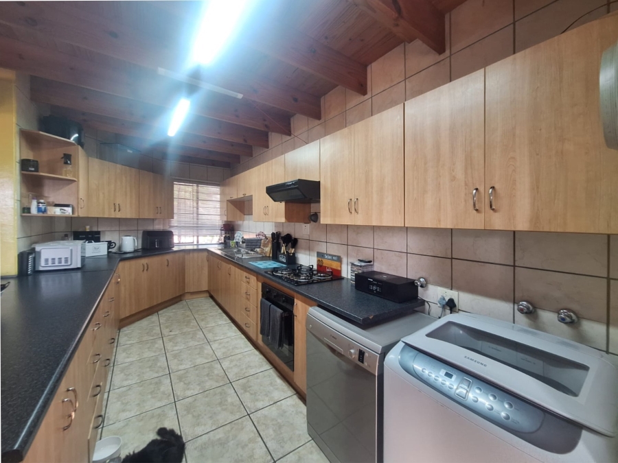 To Let 2 Bedroom Property for Rent in Meerhof North West